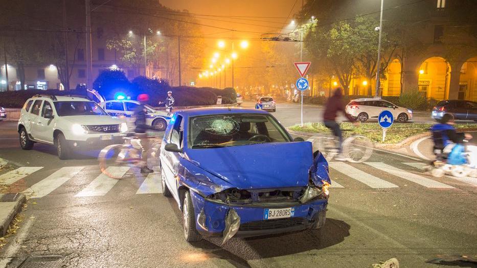 Modena: provocano incidente, abbandonano l’auto e scappano a piedi