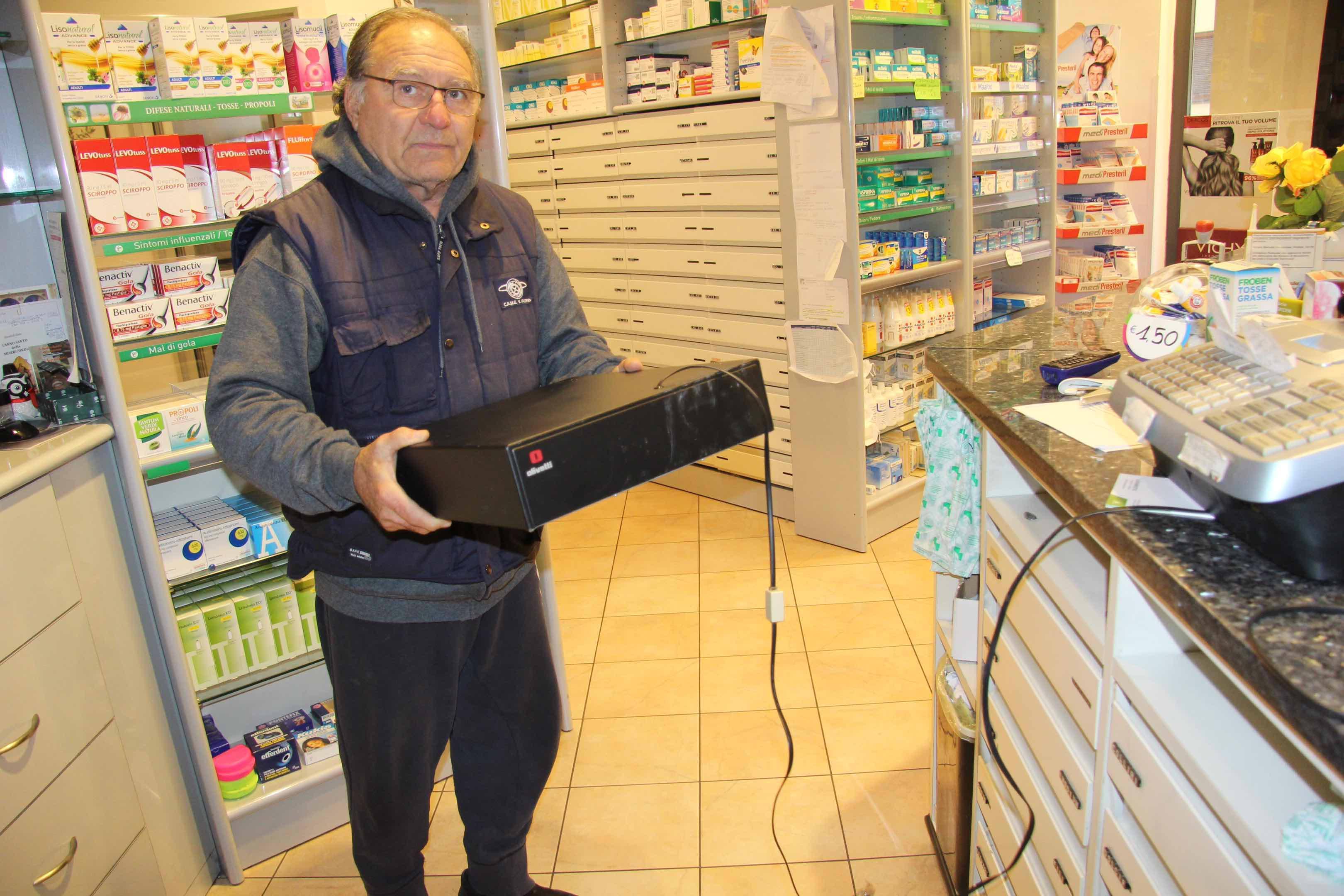 Il furto alla farmacia Pittei di via del Purgatorio (foto Batavia)