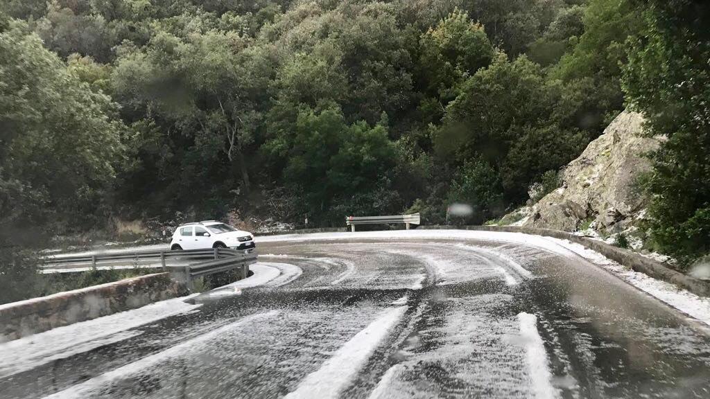 Grandinata nella zona di Procchio (foto Gio' Di Stefano)