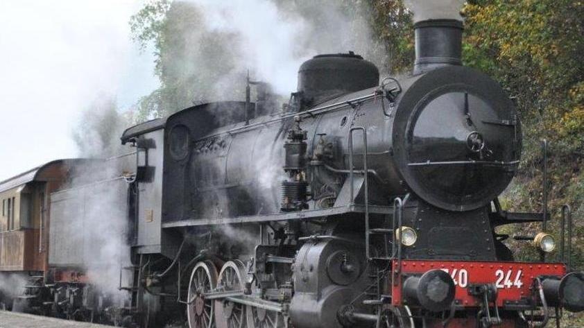 In treno a vapore sbuffa nelle terre della castagna