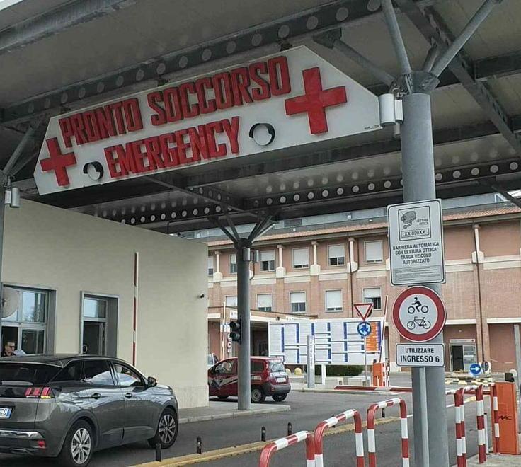 Aggredito fuori dal locale: cade e picchia la testa 