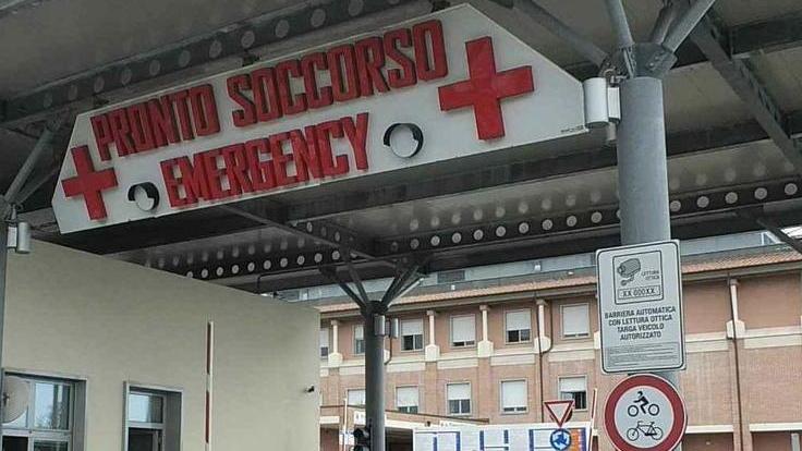 Aggredito fuori dal locale: cade e picchia la testa