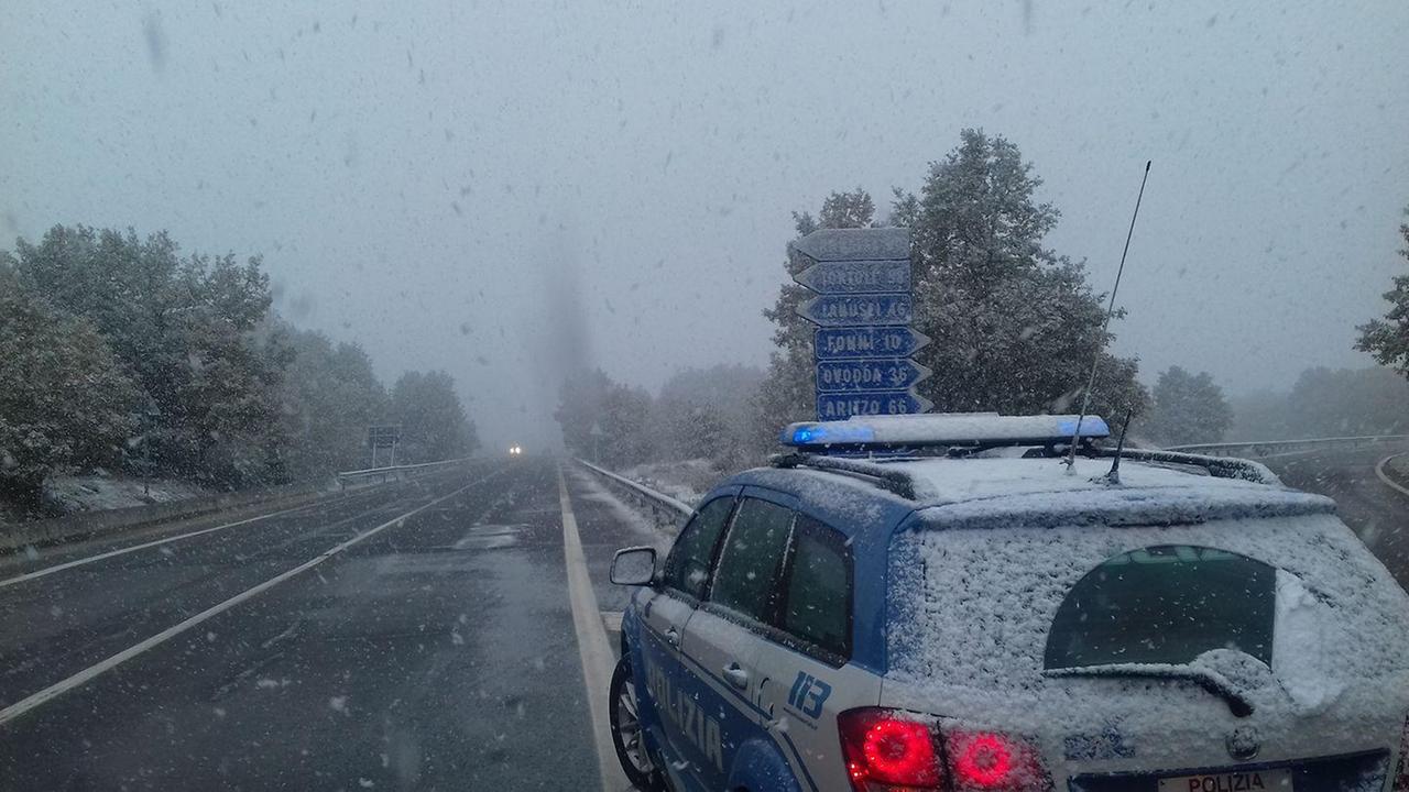 Neve a Fonni (foto dalla pagina Facebook Polizia Stradale Fonni)