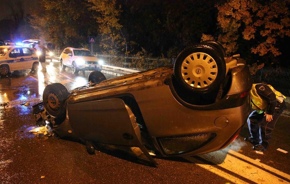 Si ribalta con l’auto sulla via Emilia 