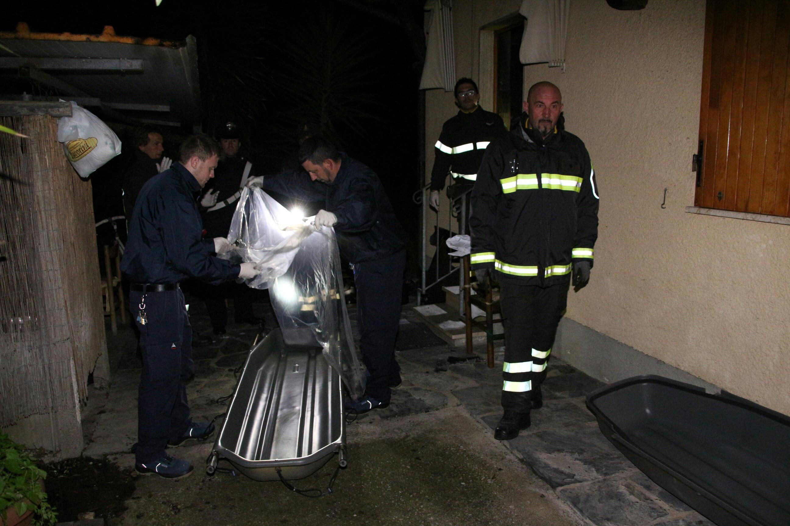 Il recupero del corpo dell'uomo trovato morto carbonizzato nella propria casa (foto Ciurca)