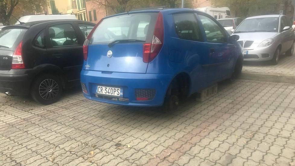 Risveglio con l’auto senza le ruote