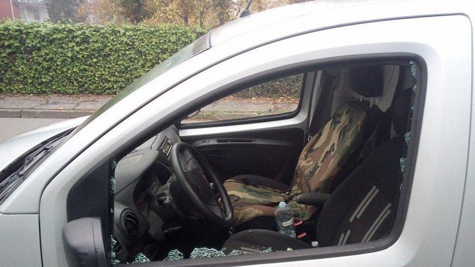 Vandali e ladri nel parcheggio