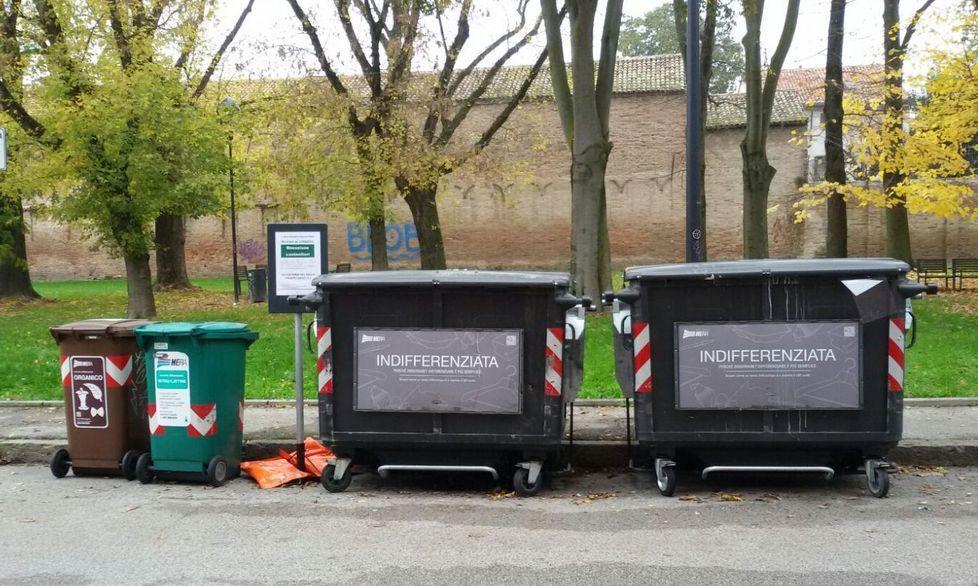 In via Saffi spariscono i cassonetti