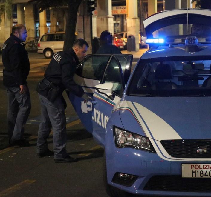 Blocca il ladro in fuga e lo fa arrestare 