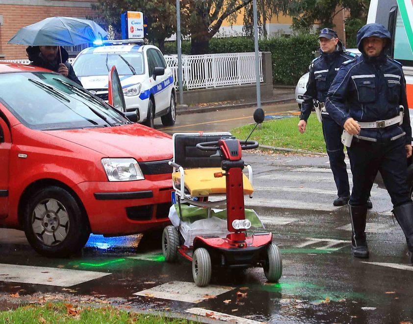Un disabile in carrozzina investito sulle strisce