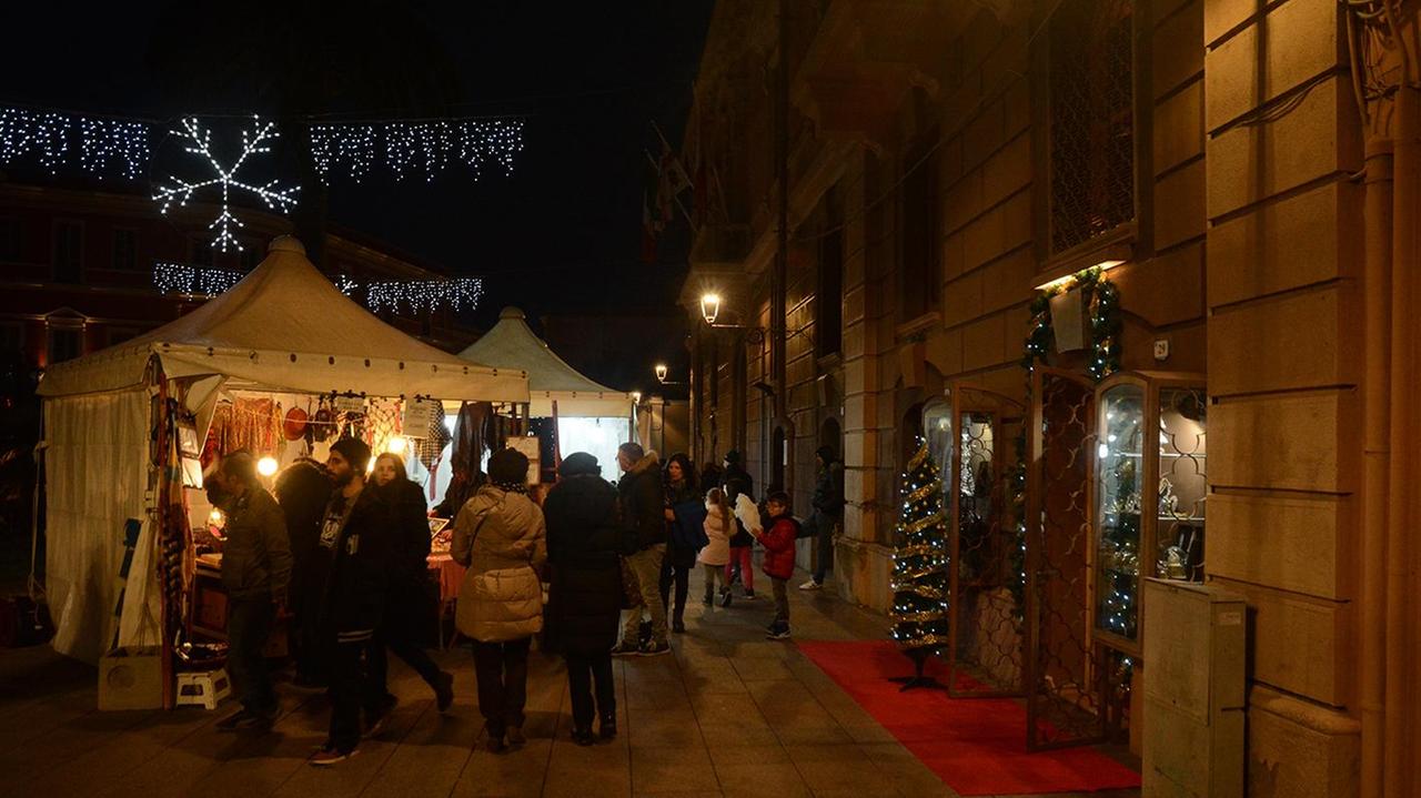 Una vecchia immagine del mercatino natalizio in piazza Eleonora
