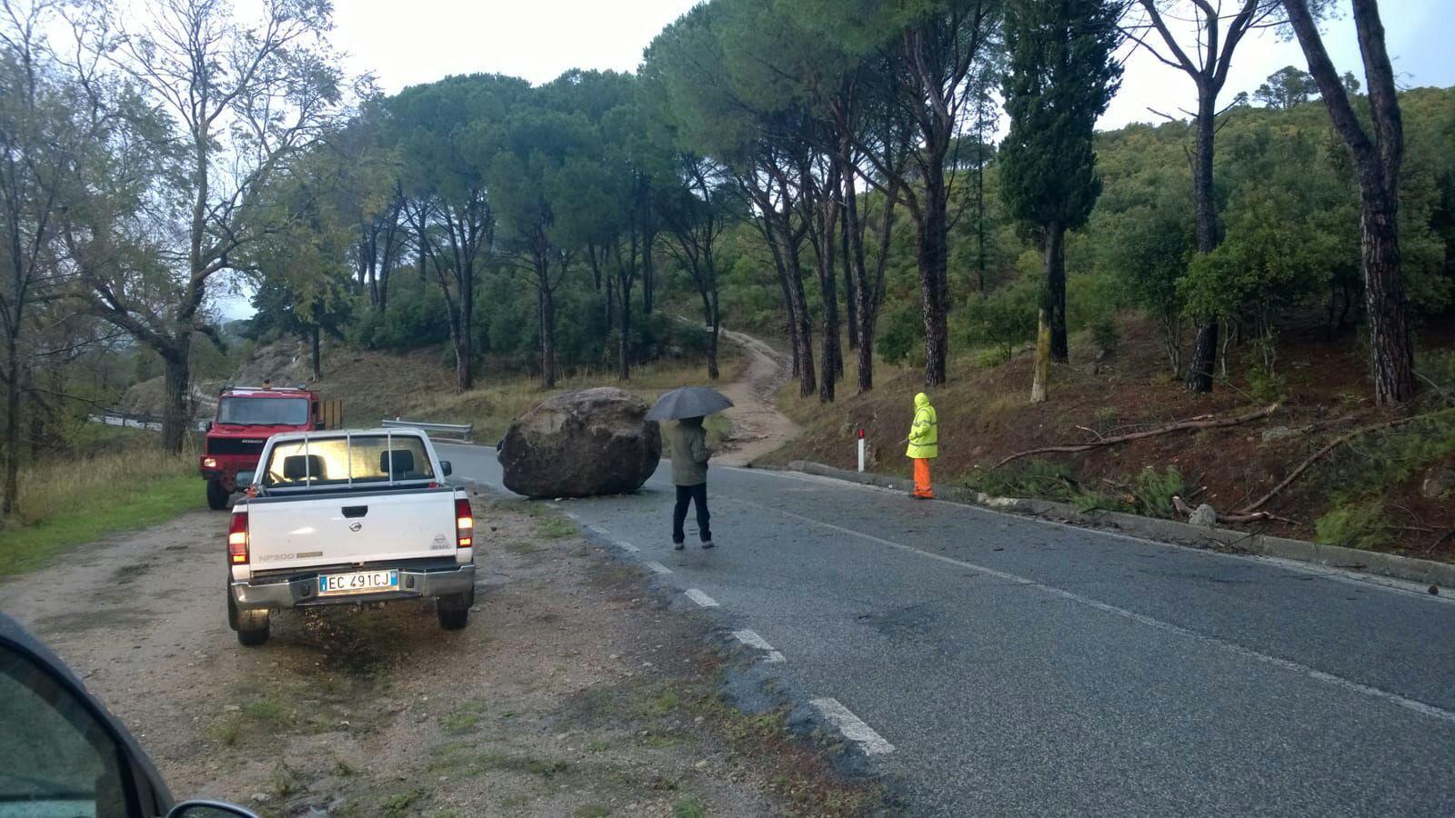 Tragedia sfiorata a Nuoro, enorme masso finisce sulla strada per Lollove 