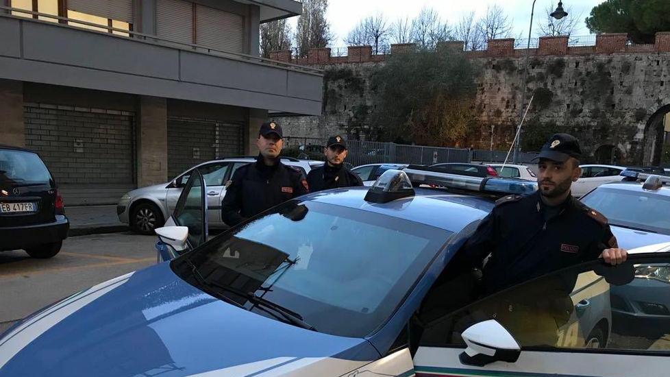 Cade nel fiume, studentessa salvata dalla polizia