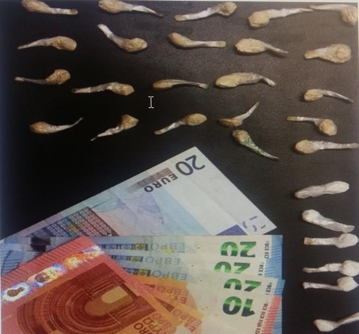 Prova a disfarsi delle dosi di droga: visto e arrestato