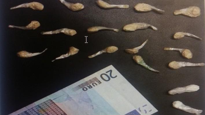 Prova a disfarsi delle dosi di droga: visto e arrestato