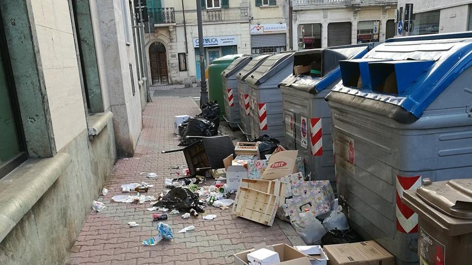 Cassonetti stracolmi e rifiuti in terra