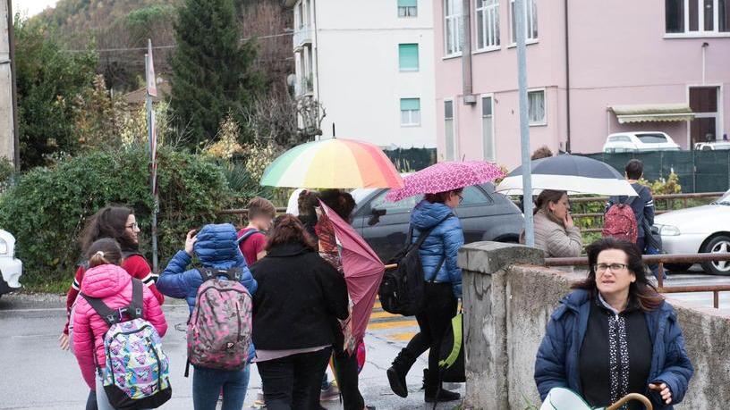 A casa soltanto con i genitori Rabbia all’uscita