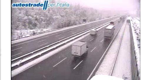 La neve paralizza la A1 Venti chilometri di coda 