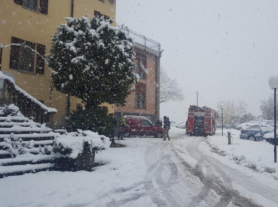 Danni al motore, a fuoco un furgoncino 