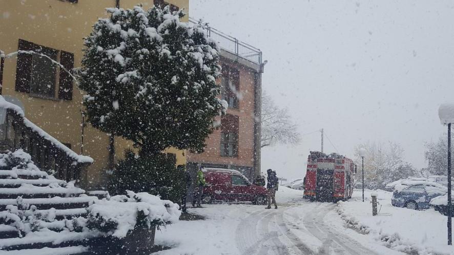 Danni al motore, a fuoco un furgoncino
