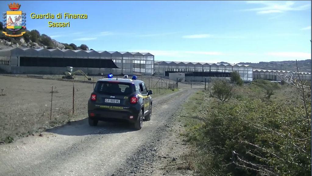 La guardia di finanza di Sassari davanti a una delle serre fotovoltaiche sequestrate