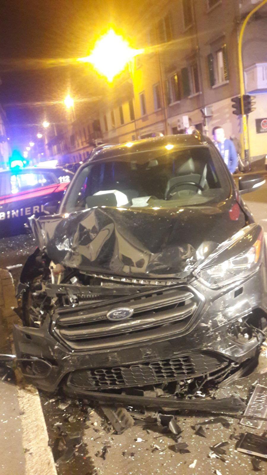 La Ford danneggiata nello scontro (foto Batavia)
