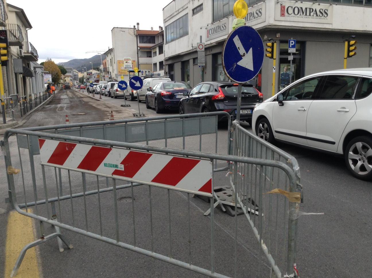 I lavori di asfaltatura in via Valentini (foto Batavia)