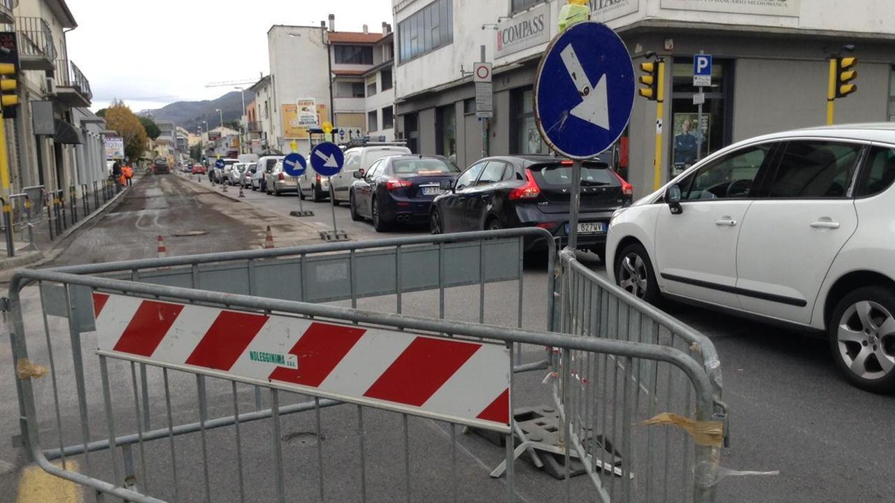 I lavori di asfaltatura in via Valentini (foto Batavia)