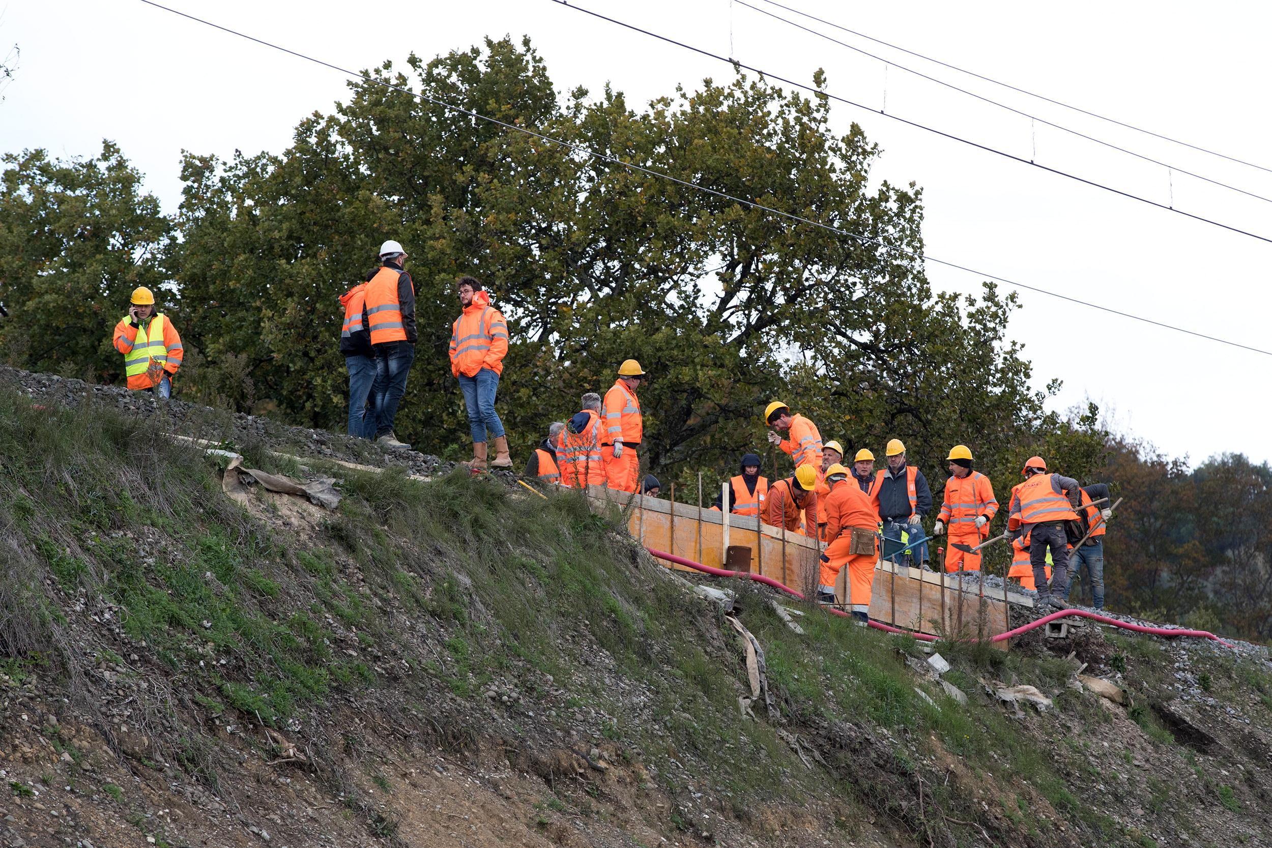 Operai la avoro sulla linea ferroviaria Pistoia - Montecatini interrotta da un movimento franoso (Foto Nucci)