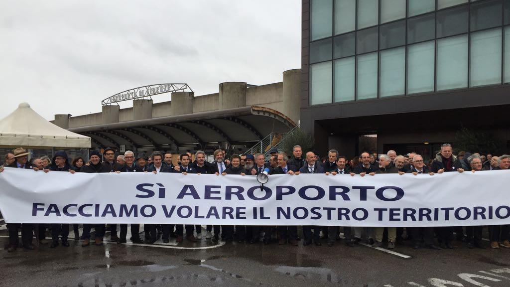 La manifestazione dell'aeroporto di Firenze (foto Claudio Batavia)