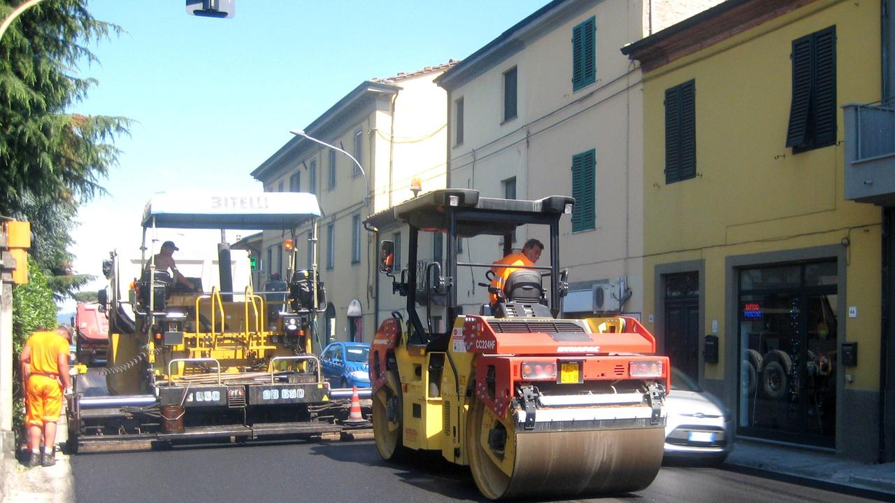 L'asfalto fonoassorbente steso su una strada (foto d'archivio)