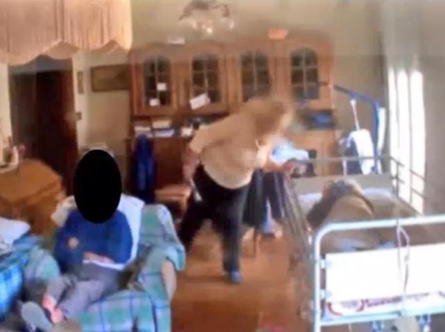 Anziani maltrattati, la badante: «Mi vergogno di me stessa» - Video