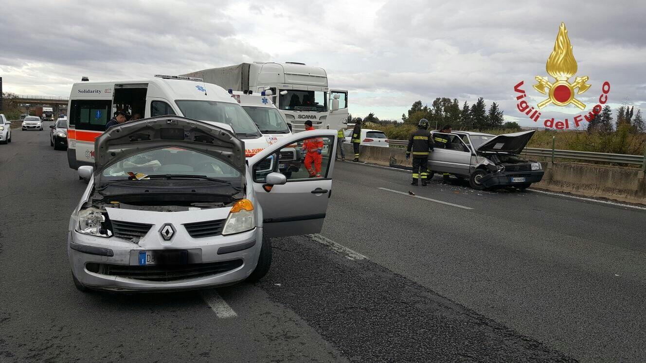 Auto contromano sulla 131 provoca un incidente, un ferito grave