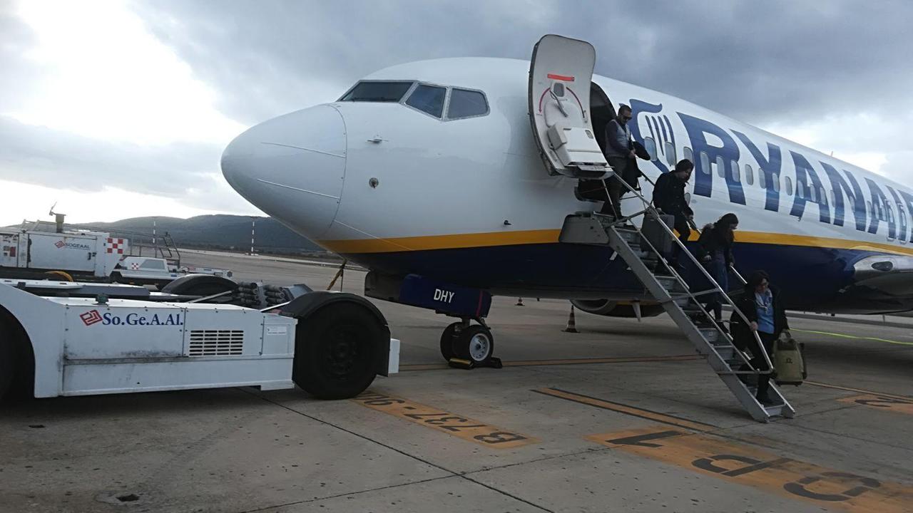 I passeggeri costretti a lasciare l'aereo