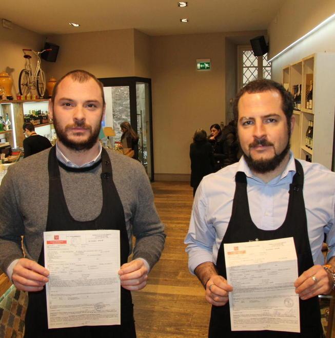 Due dei tre soci del Bartat in via Pugliesi (foto Batavia)
