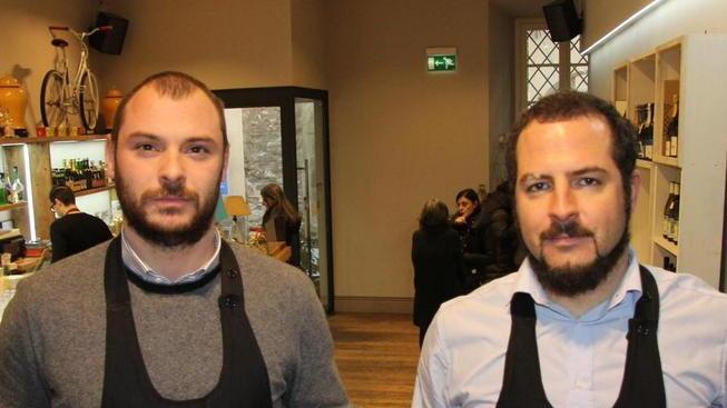 Due dei tre soci del Bartat in via Pugliesi (foto Batavia)