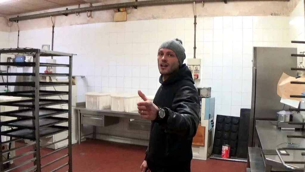 Michael Menconi nella pannetteria danneggiata dal black out