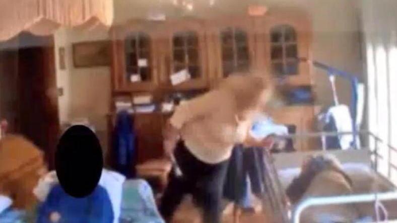 «Sei il diavolo», poi schiaffi e sputi a una ottantenne - Il video