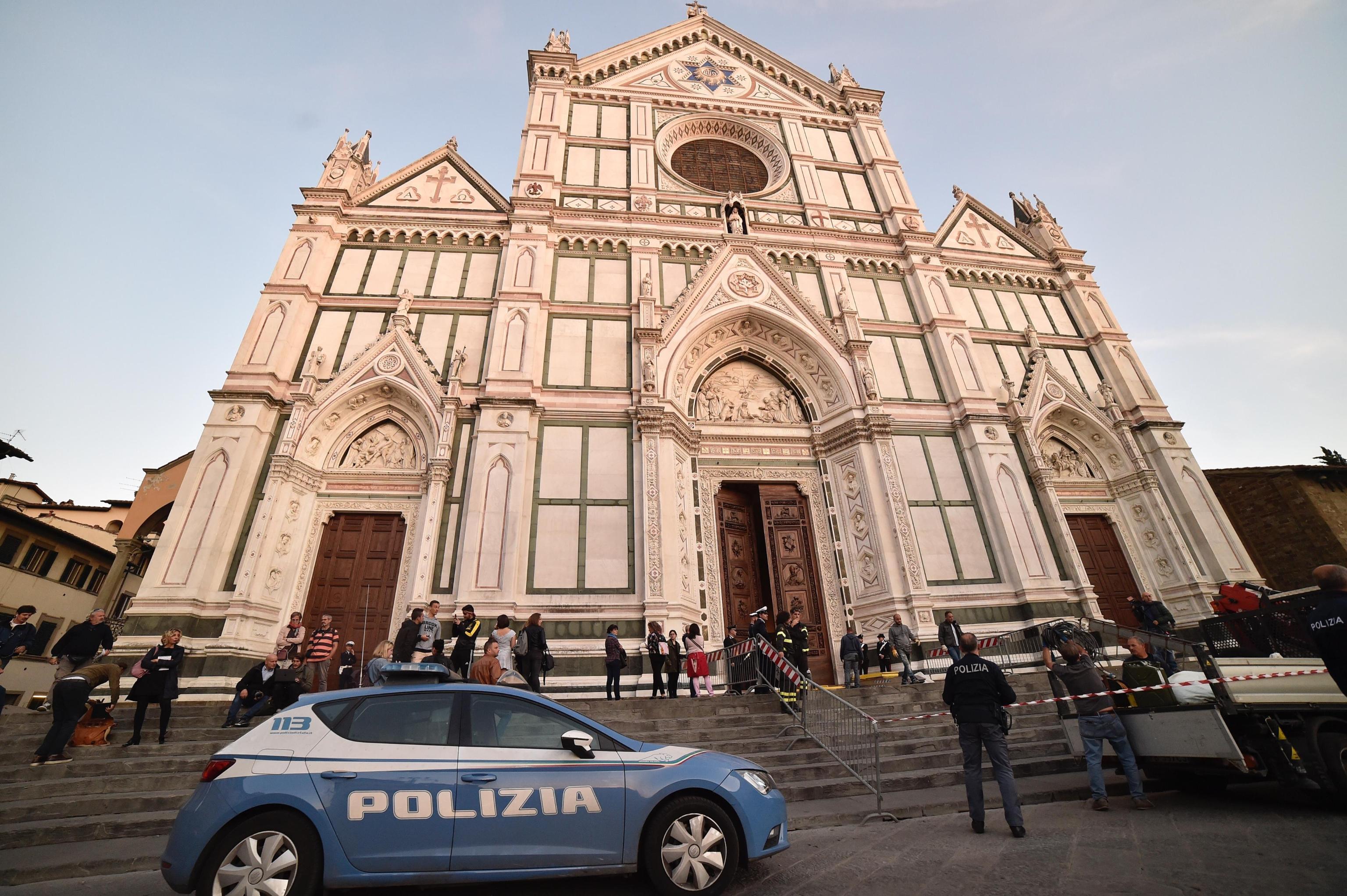 La basilica di Santa Croce, a Firenze, poco dopo la tragedia del 19 ottobre (foto Ansa)