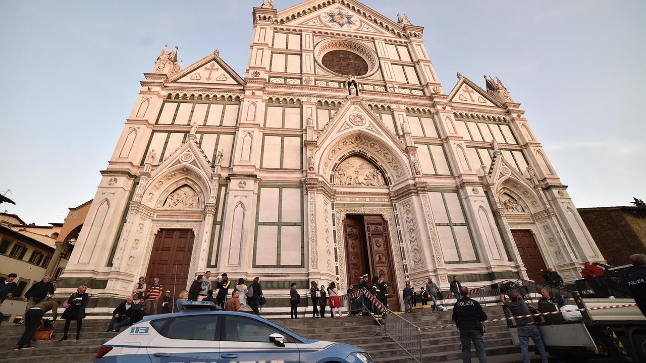 La basilica di Santa Croce, a Firenze, poco dopo la tragedia del 19 ottobre (foto Ansa)