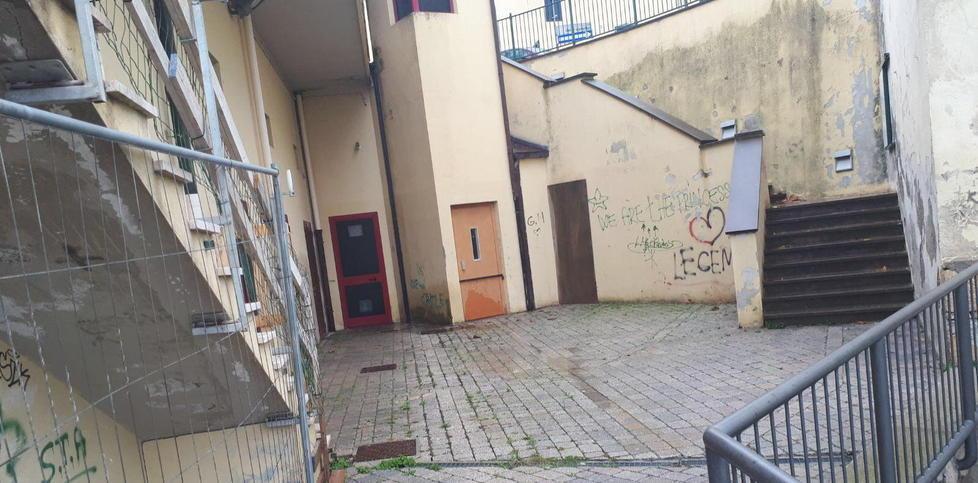 L’ascensore “fantasma” guasto da vent’anni 