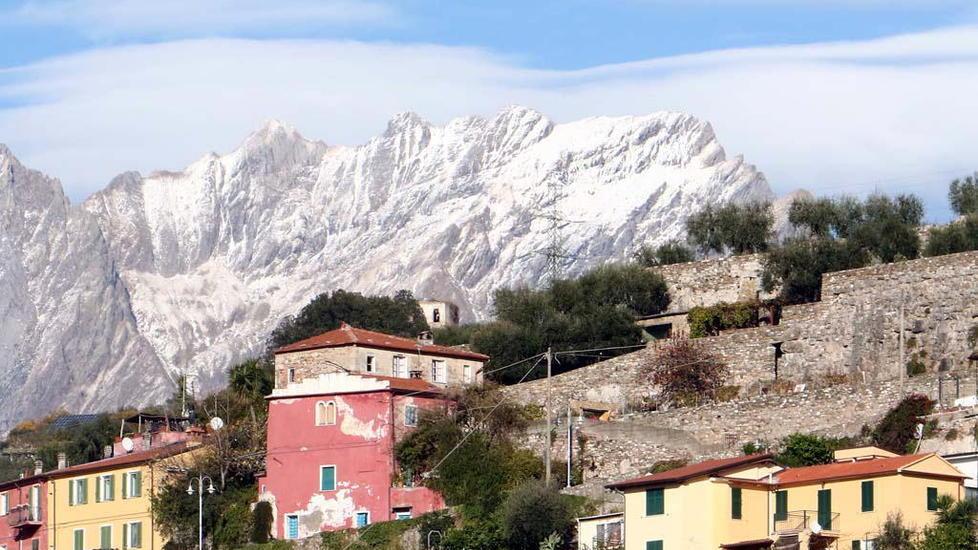 La magia delle Apuane innevate
