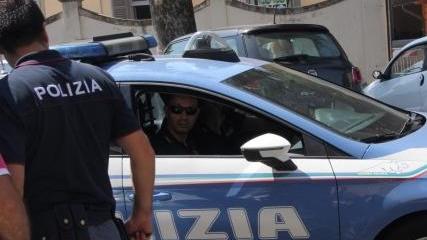 Scopre la “tresca” del marito e poi si azzuffa con l’amante