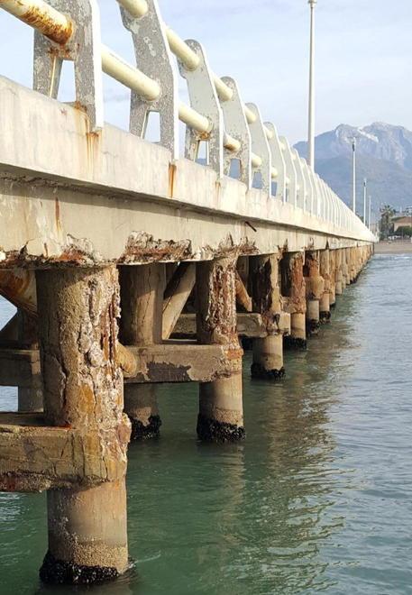 Il pontile simbolo di Forte dei Marmi sta cadendo a pezzi 