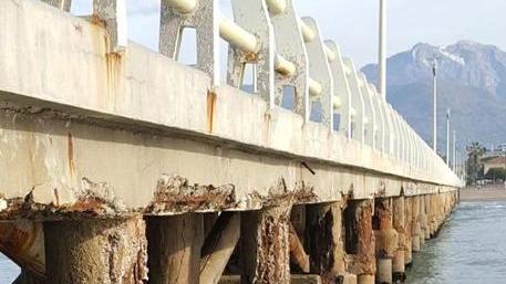Il pontile simbolo di Forte dei Marmi sta cadendo a pezzi