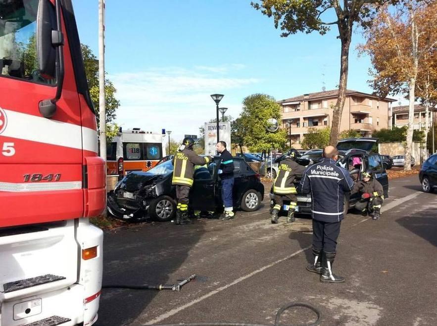 Schianto fra auto all’incrocio Due feriti al Ramazzini