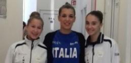 Stage azzurro per due cheerleaders 