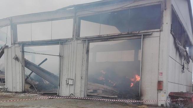 A fuoco centinaia di rotoballe: il fienile cede