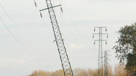 Traliccio inclinato sul canale Atteso l’intervento dell’Enel