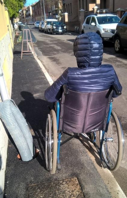 Marciapiede “vietato” ai disabili 